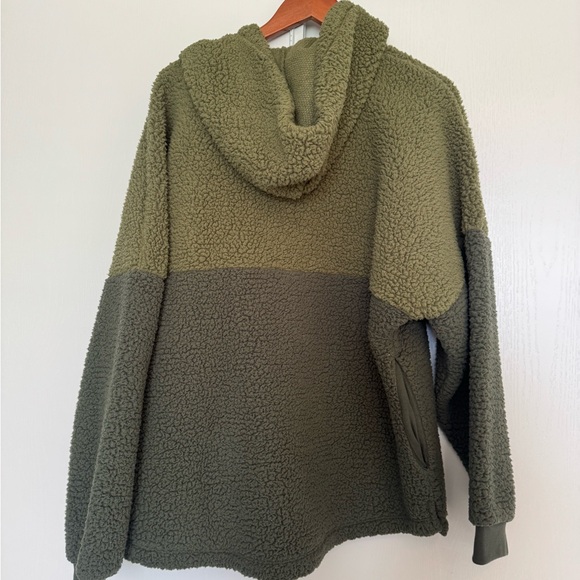 PINK Victoria's Secret Two-Tone Green Sherpa Zip-Up Sweater - Picture 3 of 7